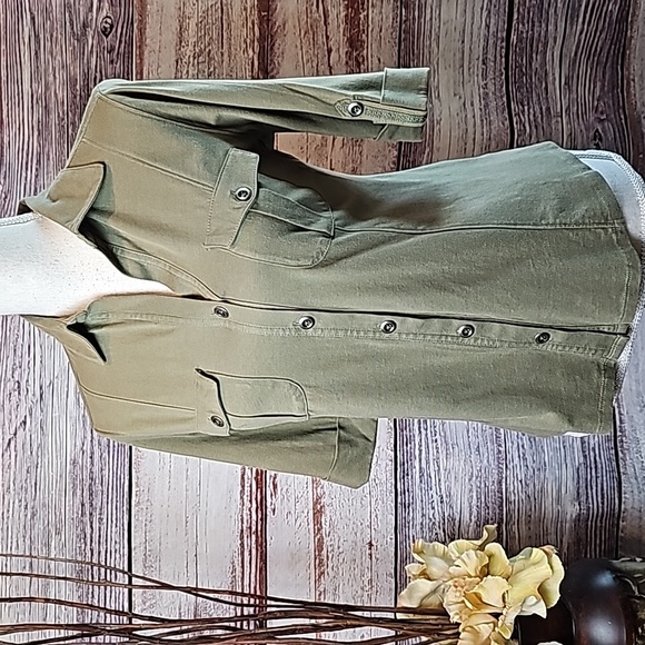 NEW STYLE & CO ARMY GREEN SHORT CUFFED SLEEVE BUTTON UP TOP - Picture 1 of 14